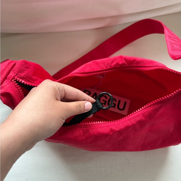 BAGGU CANDY APPLE Medium Crossbody Bag - Picture 2 of 5